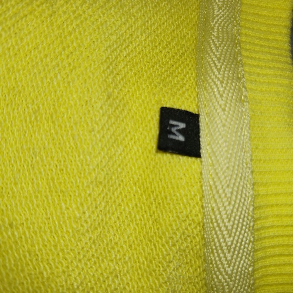 Daffy and Taz womens yellow pullover long sleeve graphic sweatshirt size… - Picture 3 of 7